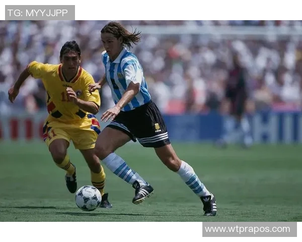 长发飘逸的年轻足球明星在绿茵场上的精彩表现与未来潜力分析